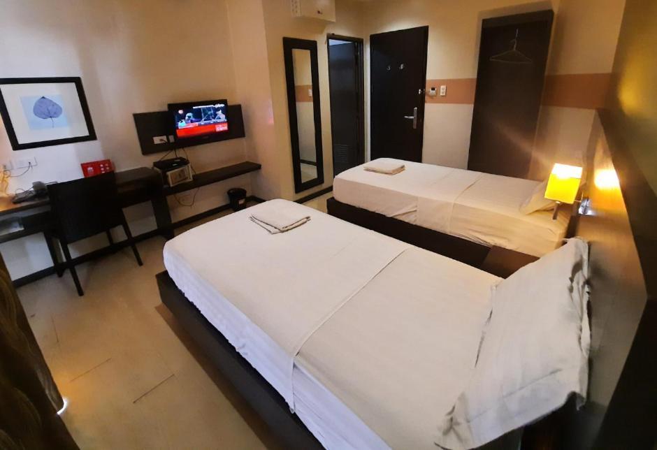 Makati Boutique Hotel Near Naia Airport Terminal 3 Edsa Pasay Cbd Makati City Exterior photo